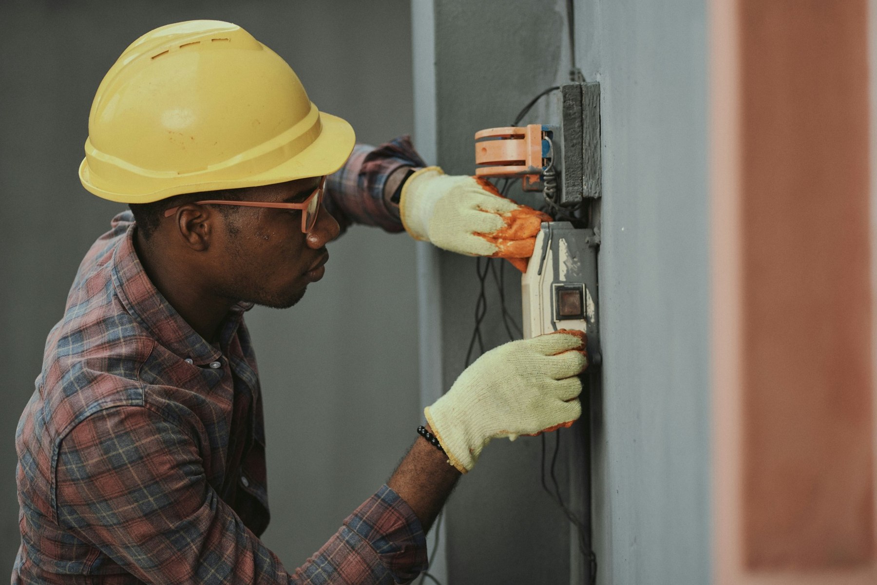 Travaux d’installation électrique — illustration